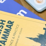 Студент изучает иностранные языки с книгами и планшетом