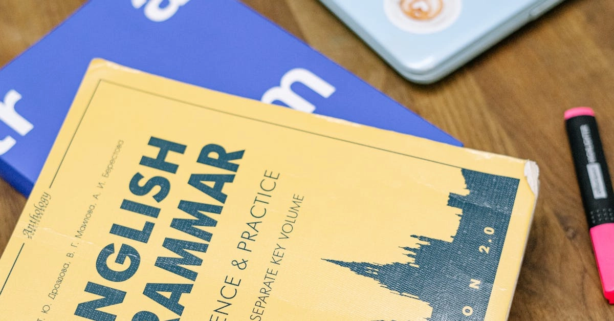 Студент изучает иностранные языки с книгами и планшетом