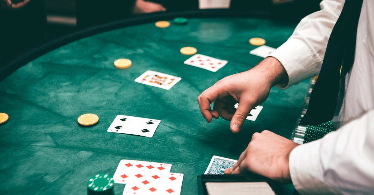 Студент изучает математику блэкджека с картами и формулами