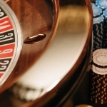 Колесо рулетки в казино - изучение азартных игр для студентов